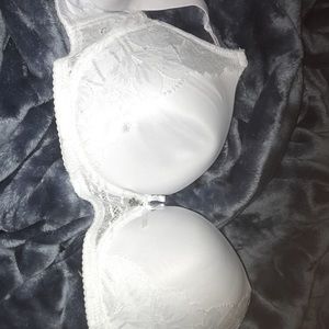 Size 42D white bra